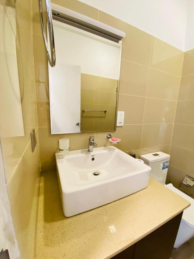 Ocean Breeze - Udaya Luxury Apartments Негомбо Экстерьер фото